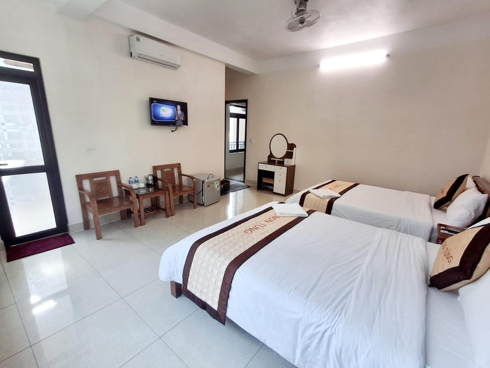 Bed, TV and multimedia, Bedroom, fireplace, air conditioner