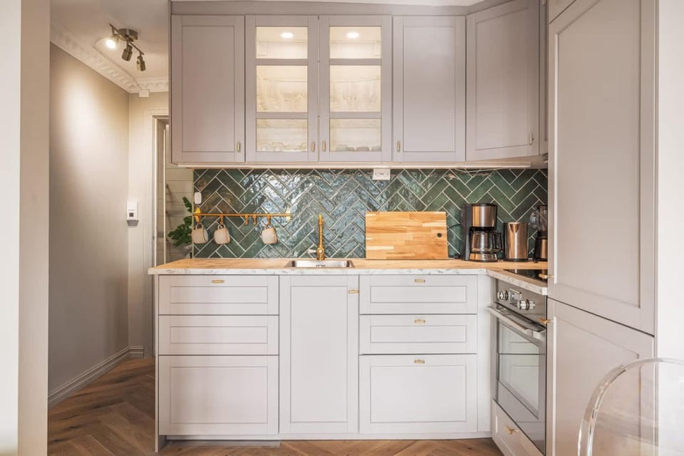 Kitchen or kitchenette, dishwasher, stove
