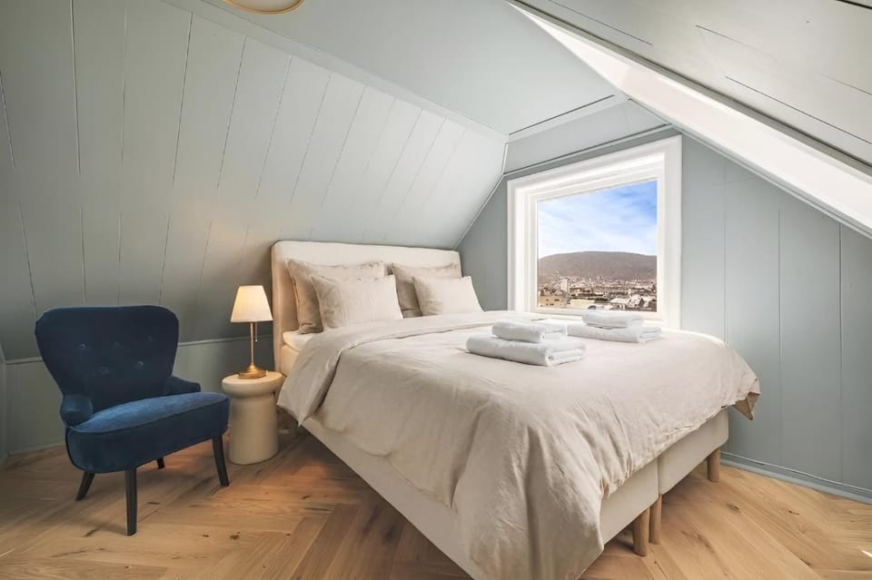 Bed, Bedroom, Mountain view