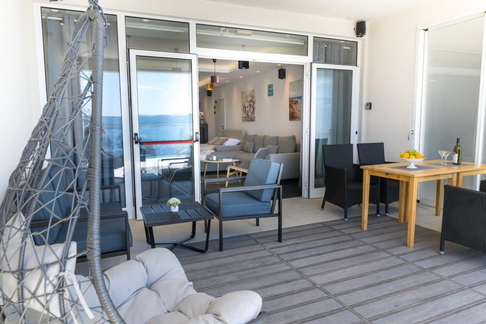 Balcony/Terrace, Food and drinks