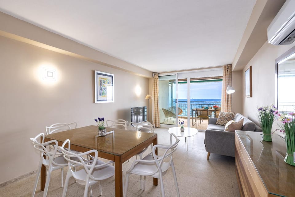 View (from property/room), Balcony/Terrace, Living room, Dining area, Sea view