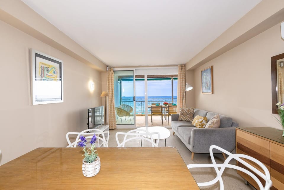 View (from property/room), Balcony/Terrace, Living room, Dining area, Sea view
