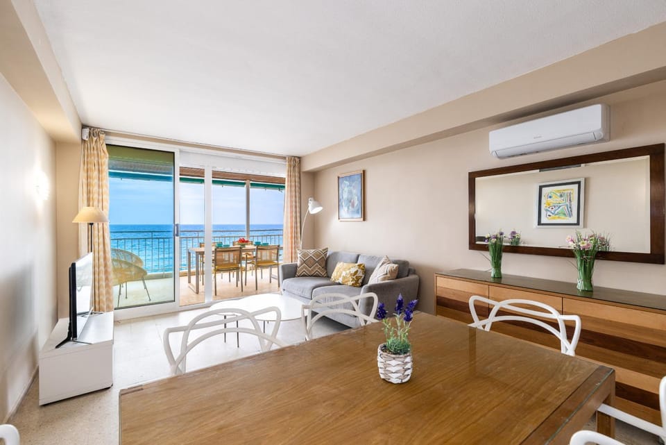 View (from property/room), Balcony/Terrace, Living room, Dining area, Sea view