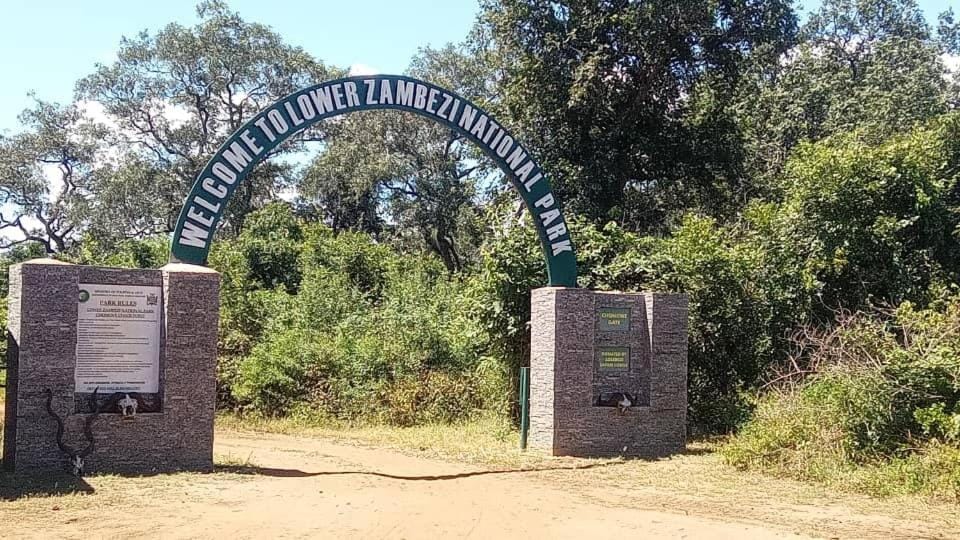 Zambezi Riverfront Chalets, Safari retreat Lower Zambezi, Game Drives, Canoeing, Fishing Boat Cruises Apartment in Lusaka Province, Zambia