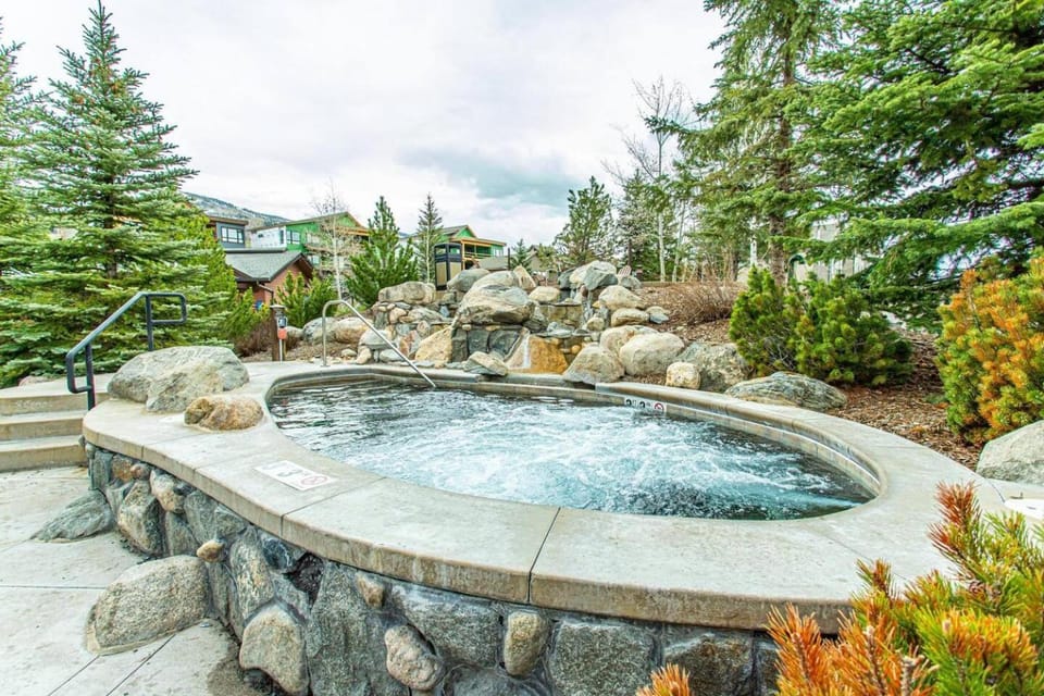 Condo + Pool, Hot Tub, Gondola Apartment in Steamboat Springs