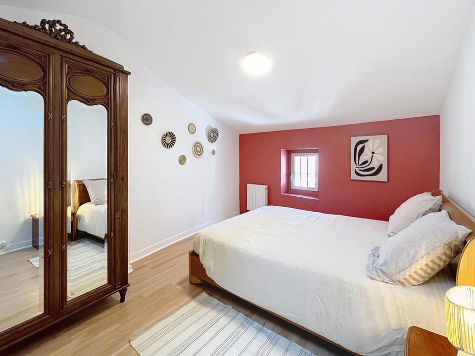 Bed, Photo of the whole room, Bedroom