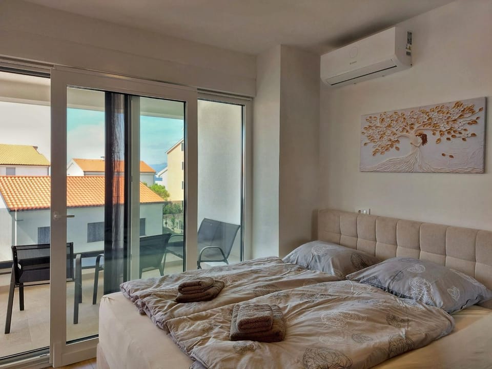 Balcony/Terrace, Bedroom, air conditioner
