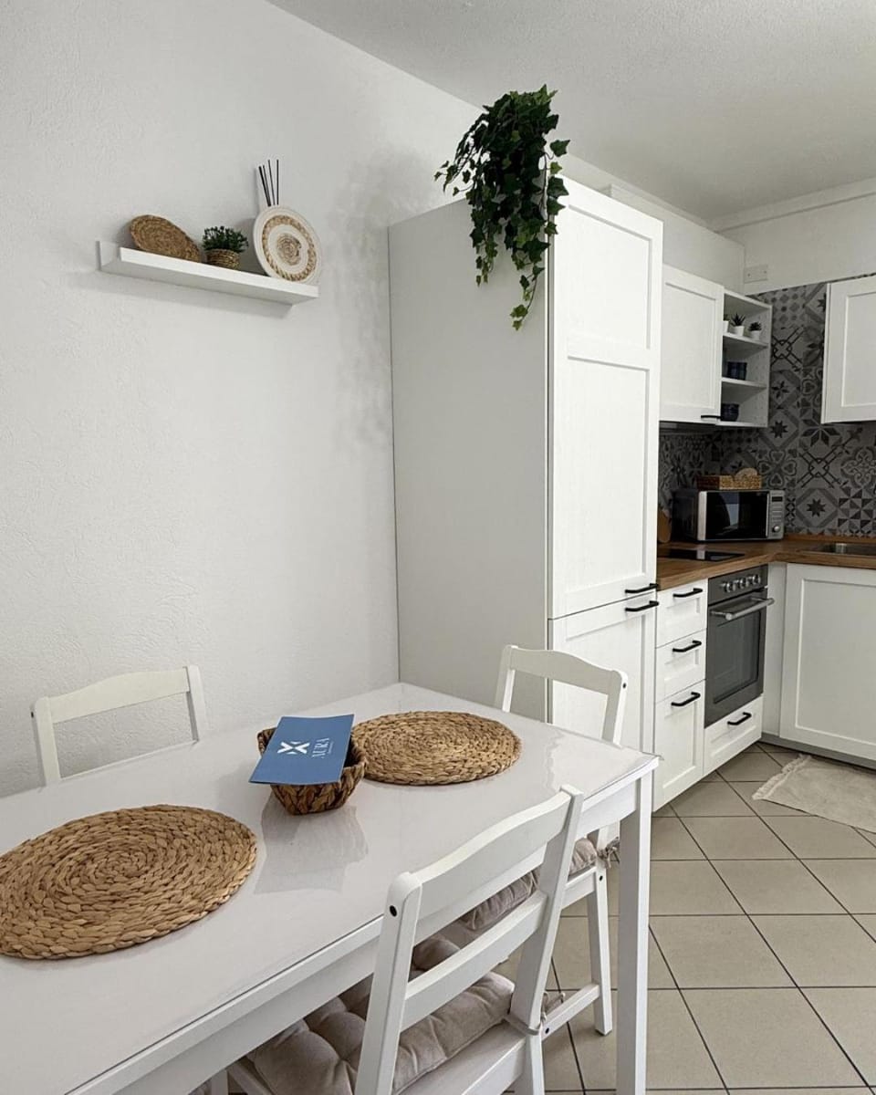 Kitchen or kitchenette, Dining area, oven