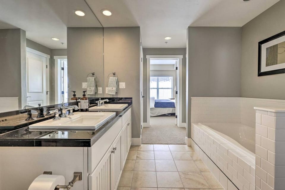 Ski-In/Ski-Out Luxe Mountain Getaway in Granby Apartment in Granby