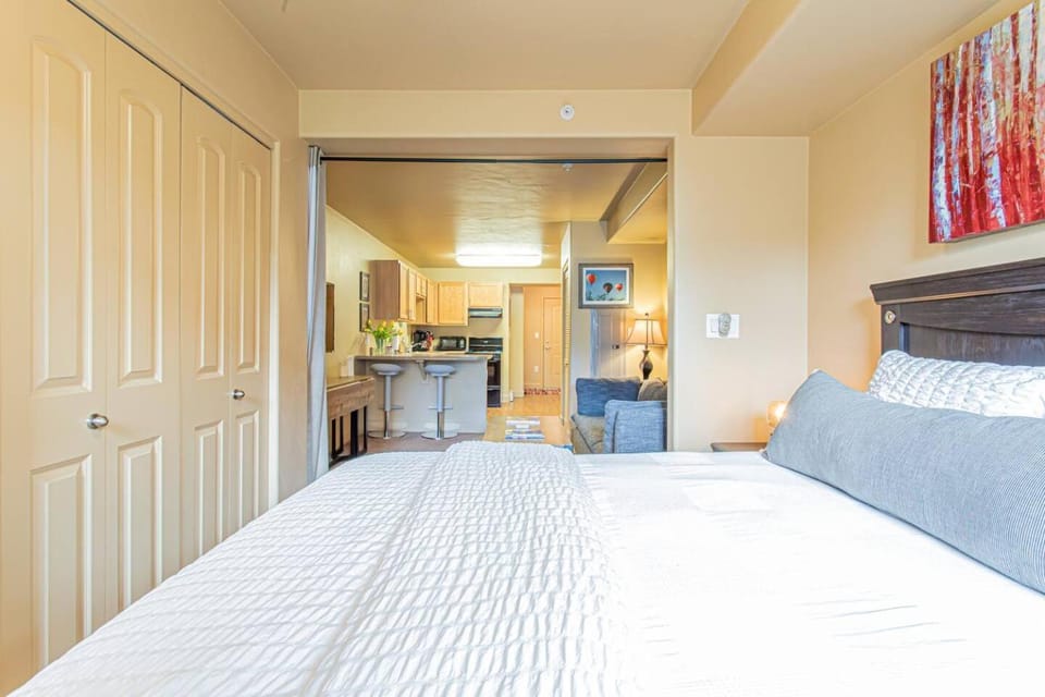Bedroom, minibar