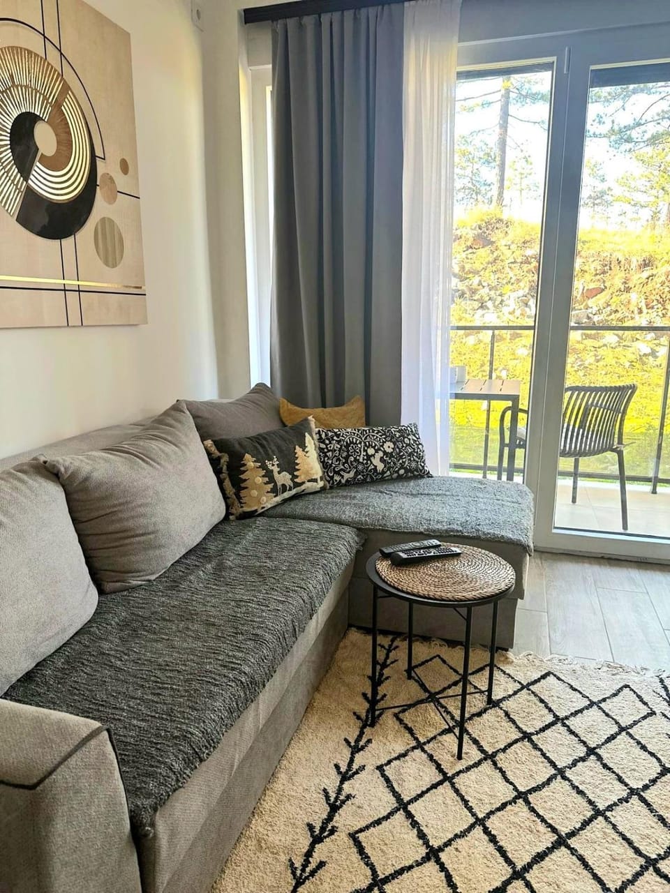 Bed, Balcony/Terrace, Living room, Seating area, Garden view, Landmark view, Quiet street view, internet
