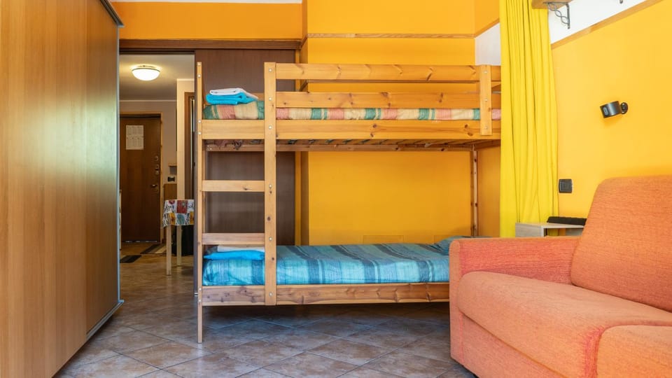 Bedroom, bunk bed