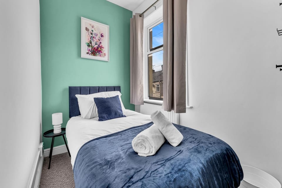 Photo of the whole room, Bedroom, towels