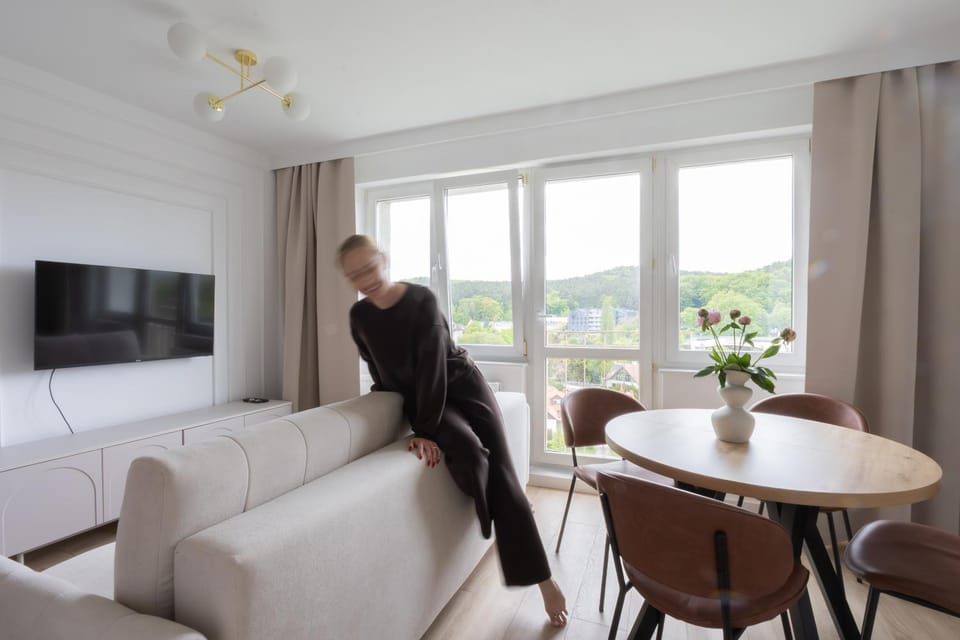 Communal lounge/ TV room, People, TV and multimedia, Living room, Seating area, Evening entertainment, group of guests