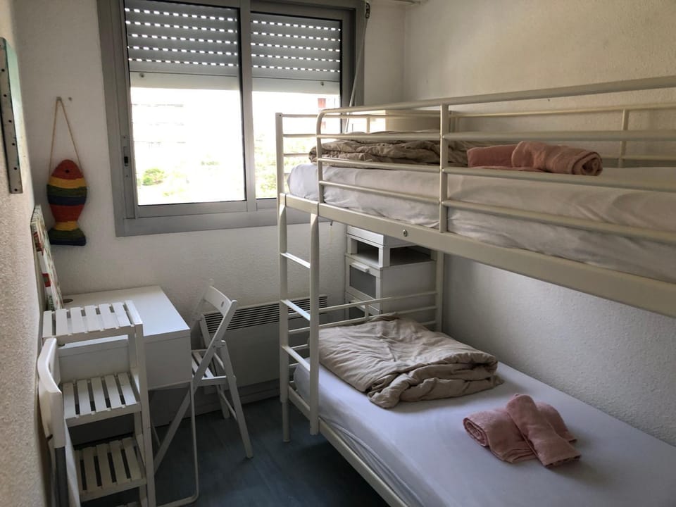 bunk bed, towels