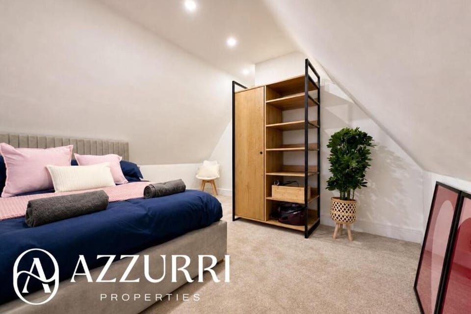 Bed, Living room, Photo of the whole room, Seating area, Bedroom, hair dryier, wardrobe