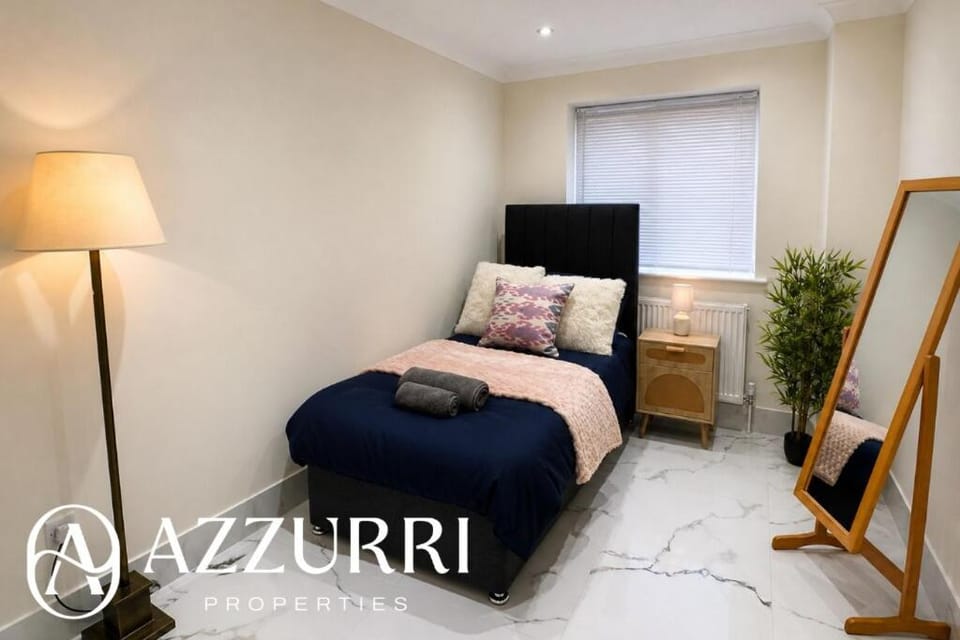 Bed, Living room, Photo of the whole room, Seating area, Bedroom, Text overlay, towels
