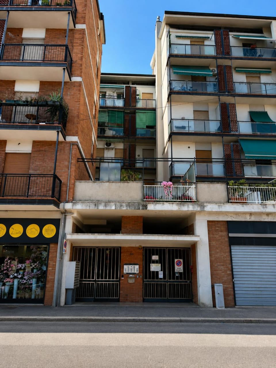 Property building, Day, Neighbourhood