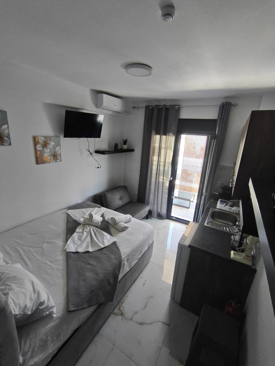 Bed, TV and multimedia, Living room, Photo of the whole room