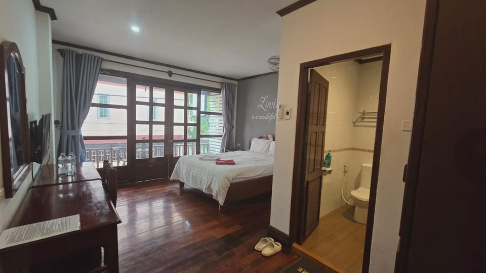 Bed, Living room, Photo of the whole room, Bedroom, towels