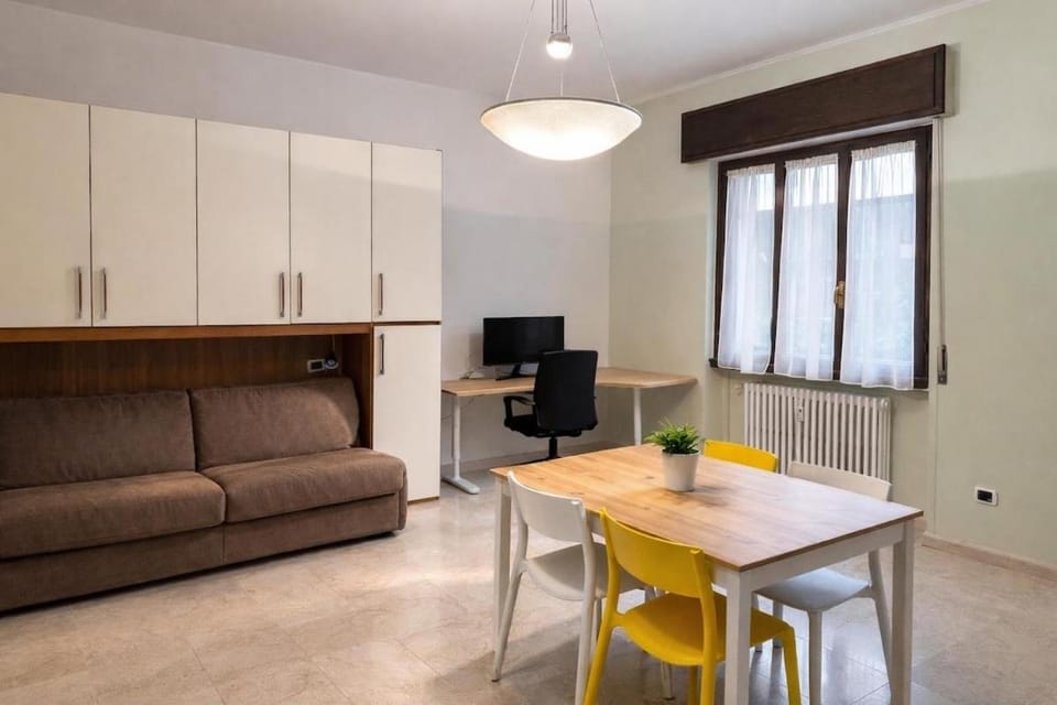 Large studio apartment with study area, Dergano-Bovisa Apartment in Milan