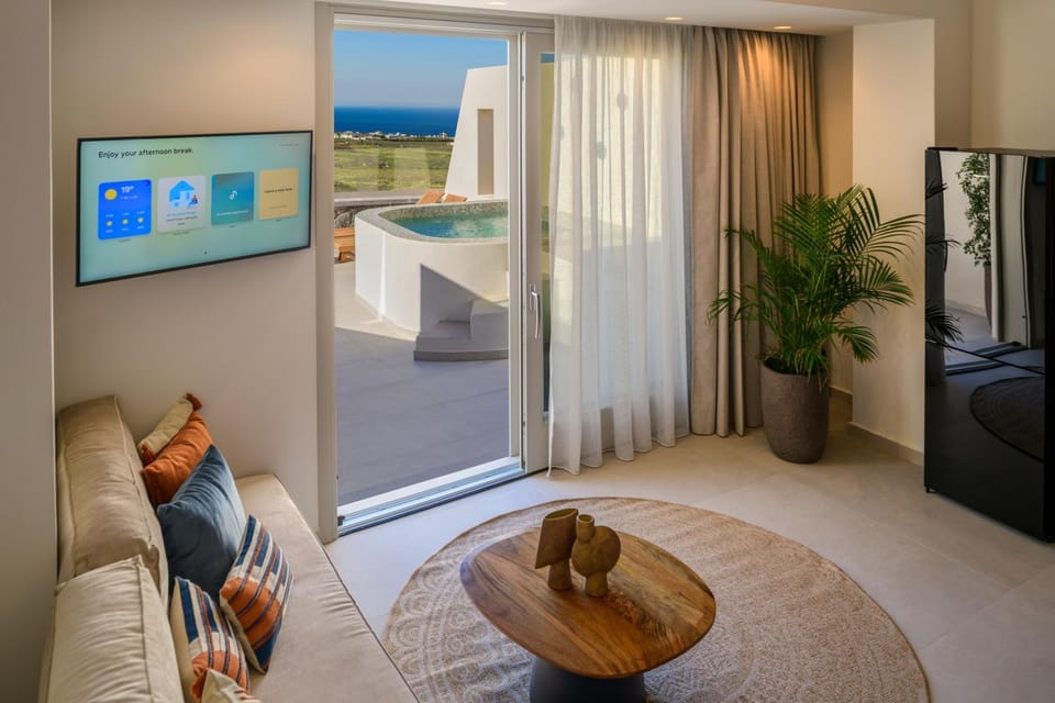 Day, View (from property/room), Living room, Sea view, Area and facilities