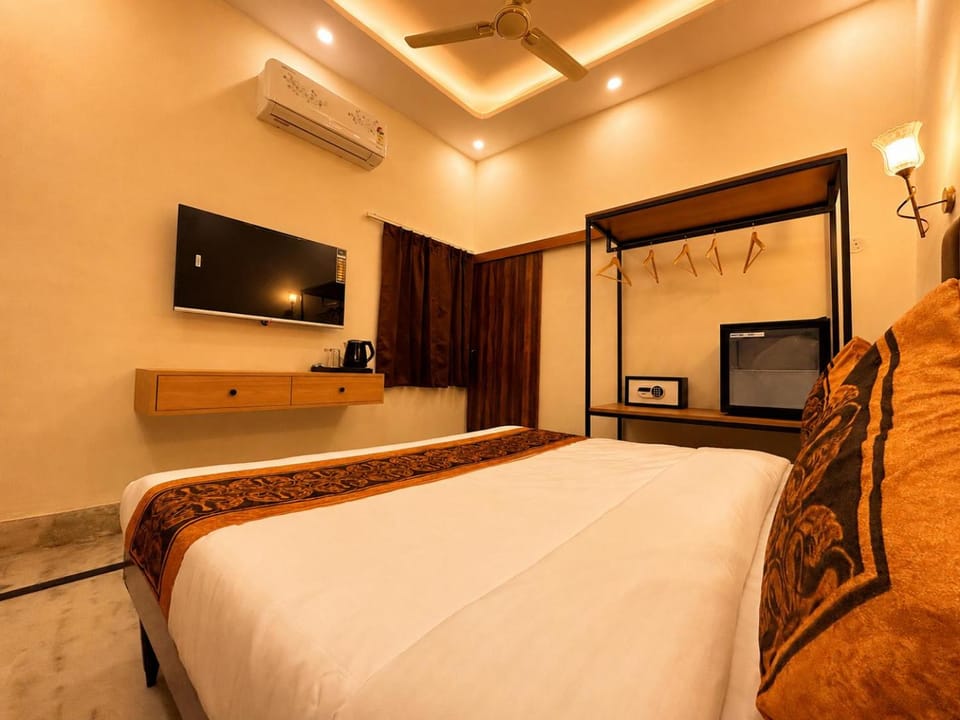 Bed, TV and multimedia, safe, wardrobe