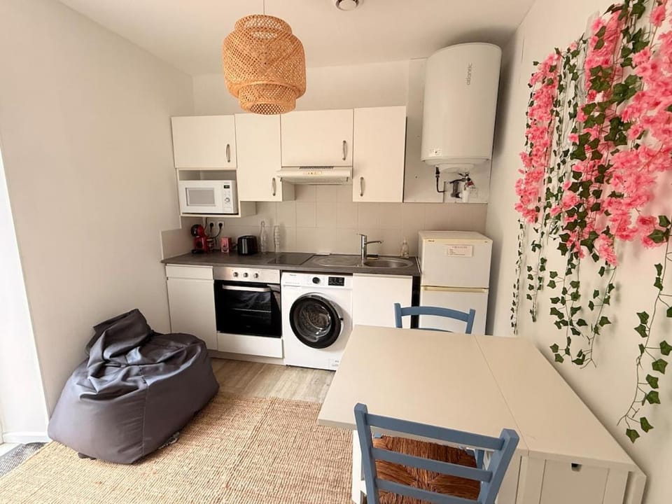 Coffee/tea facilities, Kitchen or kitchenette, Dining area, oven, stove, toaster, washing machine