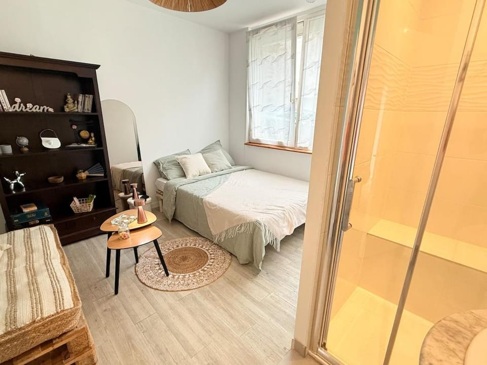 Bed, Photo of the whole room, Seating area, Bedroom, wardrobe