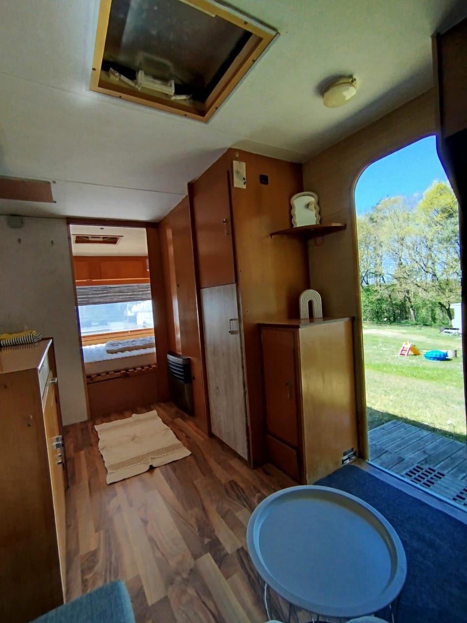 Retro Caravan auf Tierschutzhof am Wald Campground/ 
RV Resort in Lubeck