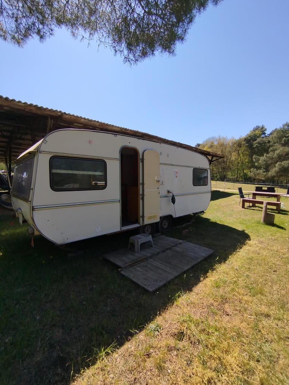 Retro Caravan auf Tierschutzhof am Wald Campground/ 
RV Resort in Lubeck