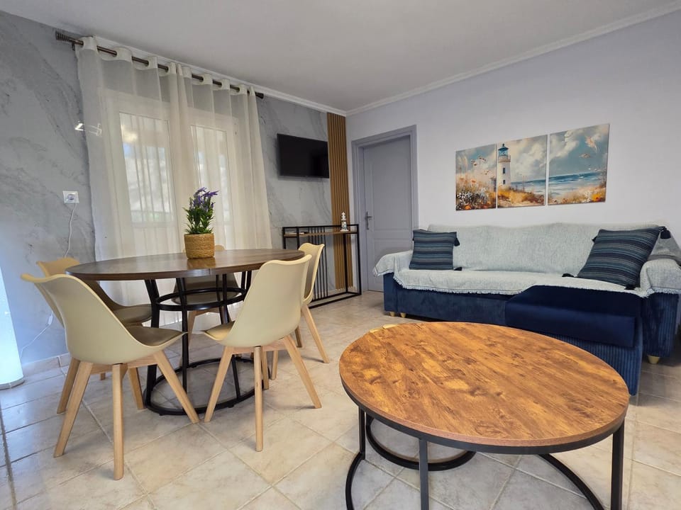 TV and multimedia, Living room, Seating area, Dining area