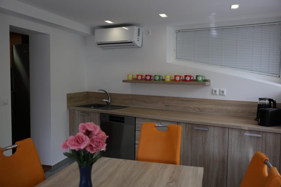 Coffee/tea facilities, Kitchen or kitchenette, Dining area, air conditioner
