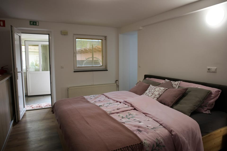 Bed, Bedroom, heating