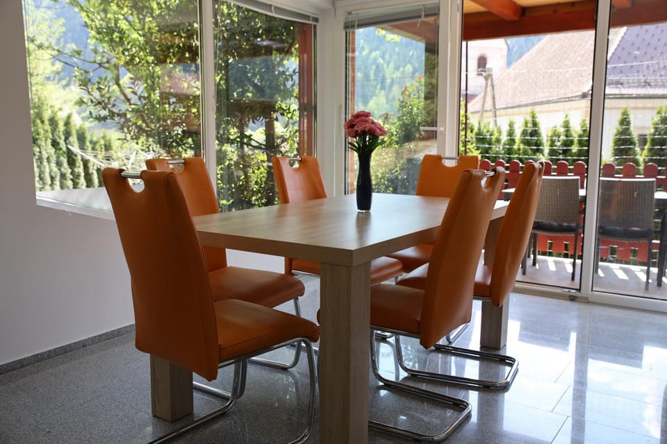 View (from property/room), Dining area, City view, Garden view