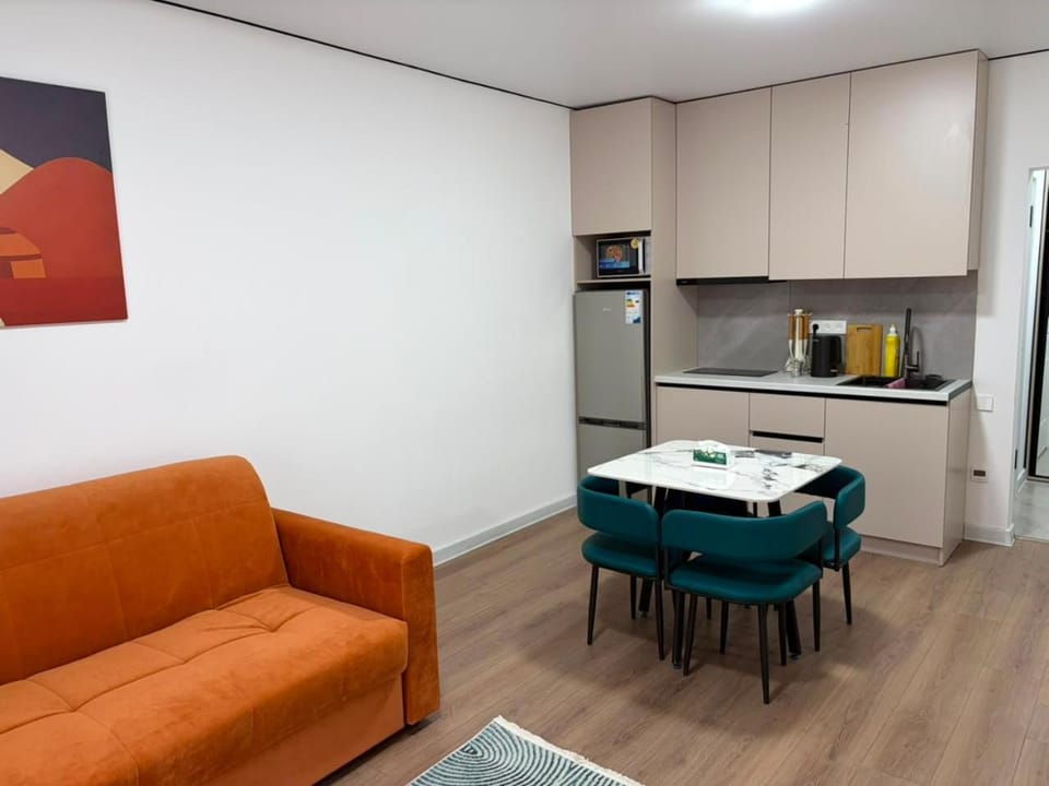 Kitchen or kitchenette, Seating area, Dining area