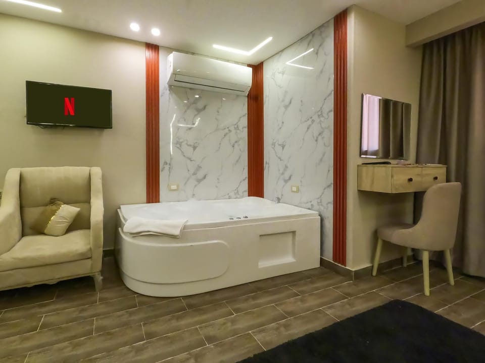 Bed, Bathroom, TV and multimedia, Living room, Photo of the whole room, Seating area, Bedroom, Bath