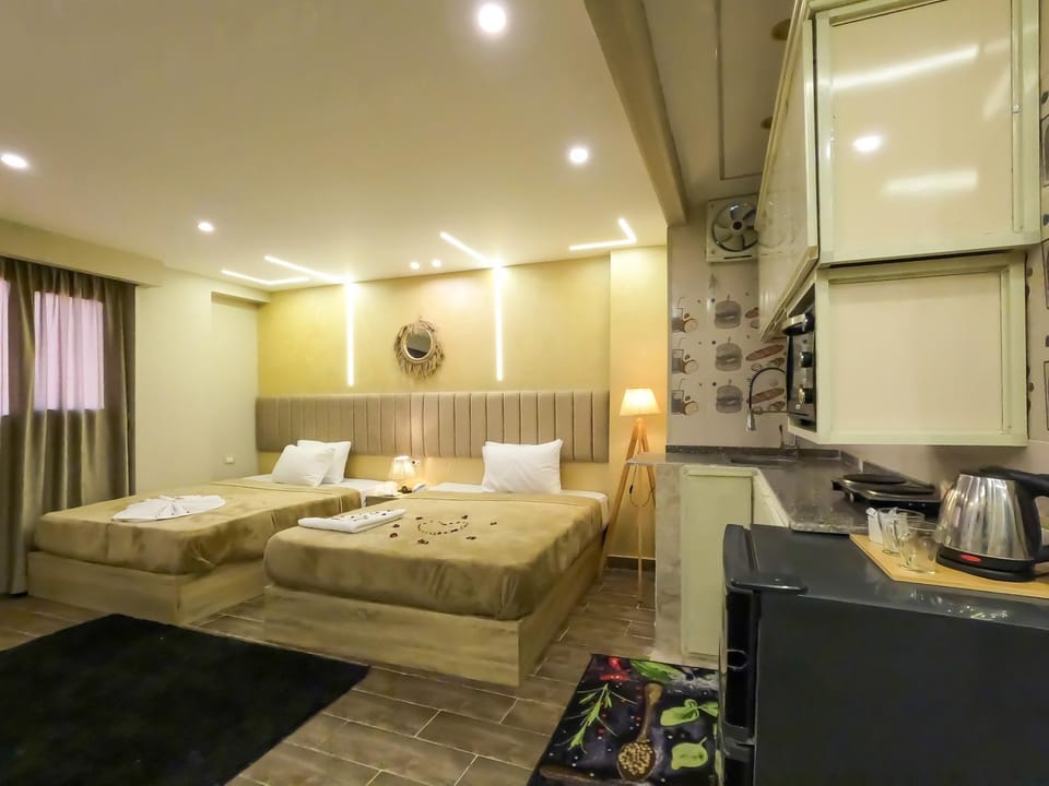 Bed, TV and multimedia, Coffee/tea facilities, Kitchen or kitchenette, Living room, Photo of the whole room, Seating area, Bedroom, towels