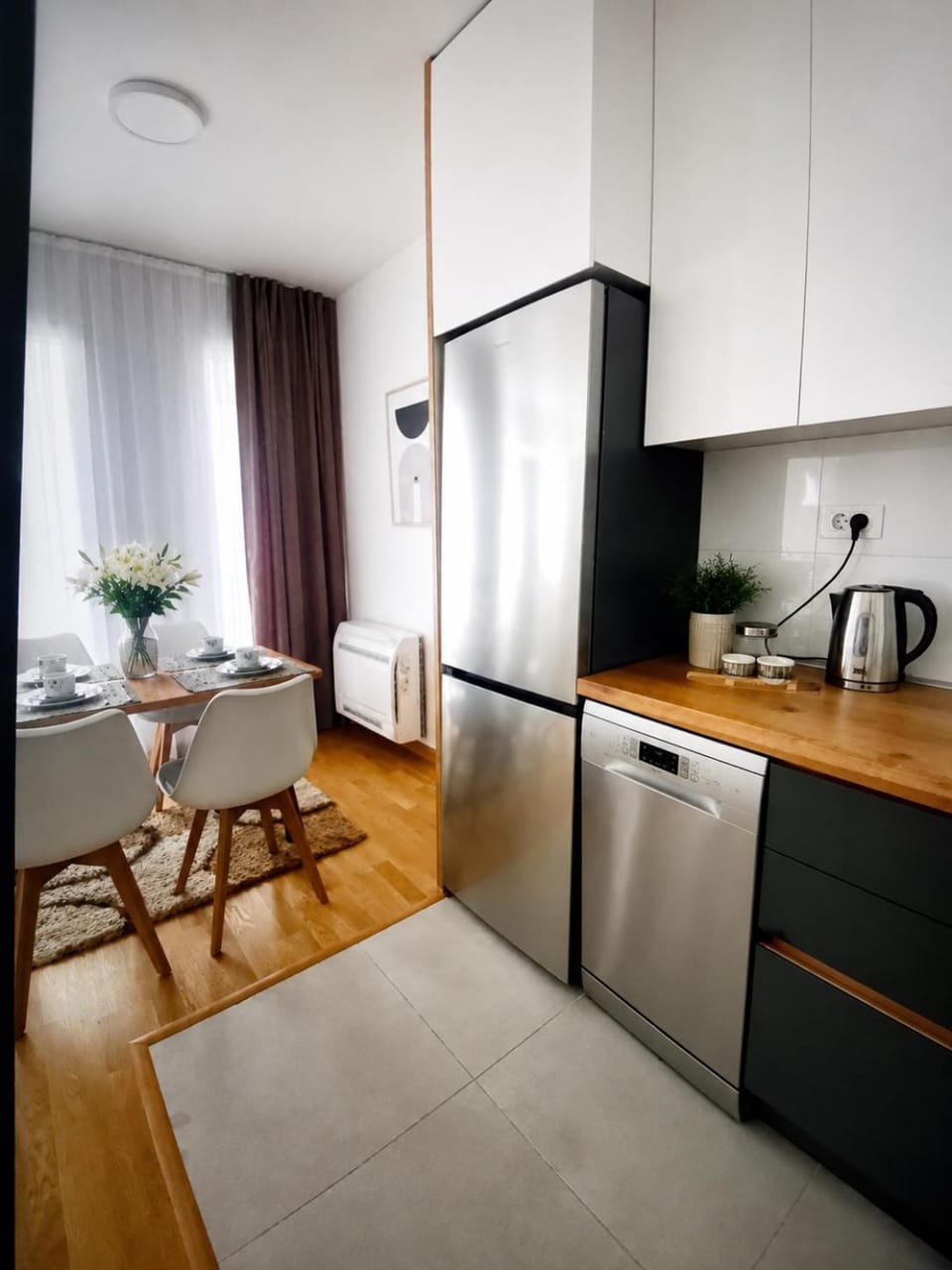 Coffee/tea facilities, Kitchen or kitchenette, Photo of the whole room, Seating area, Dining area, minibar, oven, stove