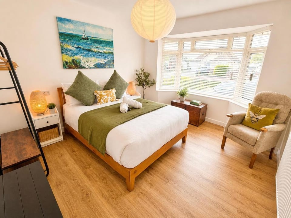 Photo of the whole room, Bedroom