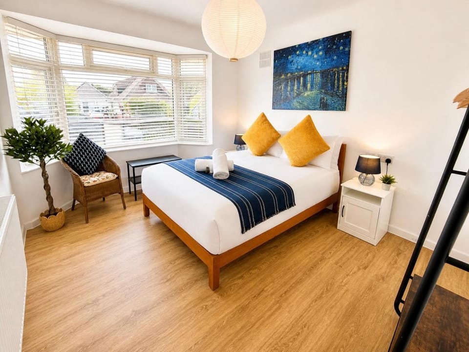 Photo of the whole room, Bedroom
