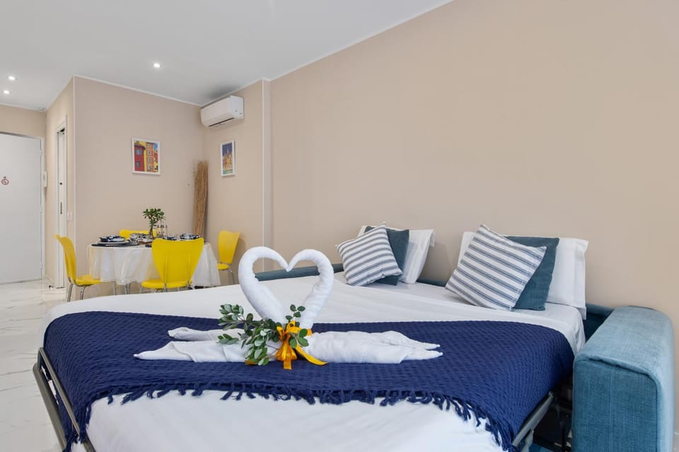 Communal lounge/ TV room, Bed, Living room, Seating area, Dining area