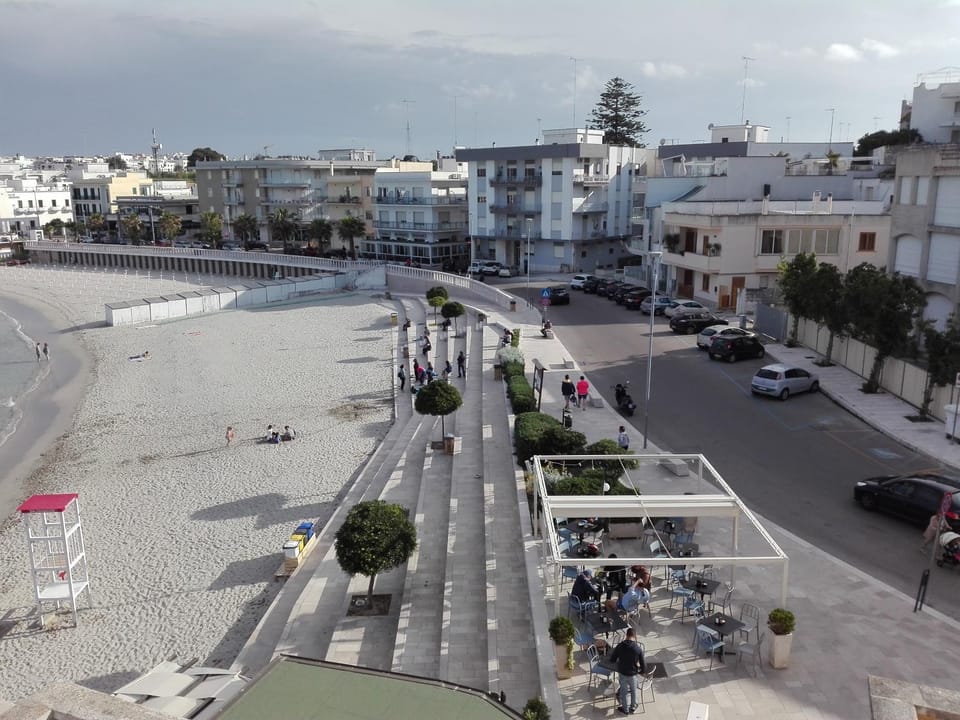 Neighbourhood, Beach