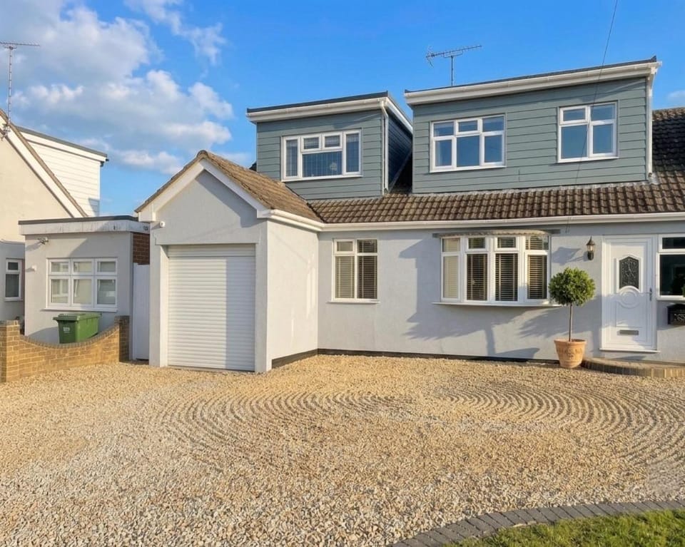 Home from Home - Shared Facilities - First Floor Room - Green Room - M25 A127 London 30 Mins Train Vacation rental in Billericay