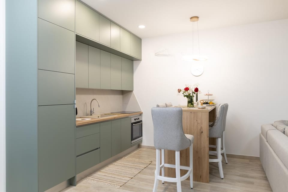 Kitchen or kitchenette, Dining area, oven, stove