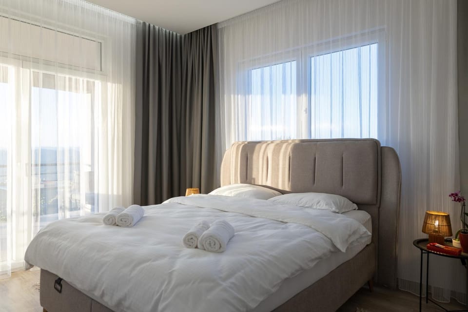 Bed, Photo of the whole room, Bedroom, towels