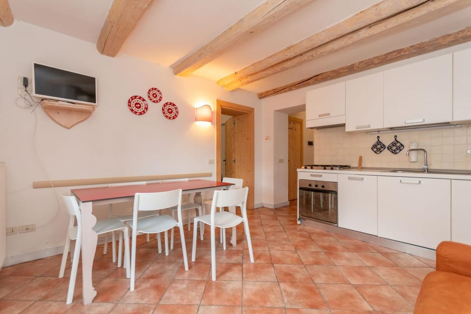 Kitchen or kitchenette, Dining area, dishwasher, oven, stove