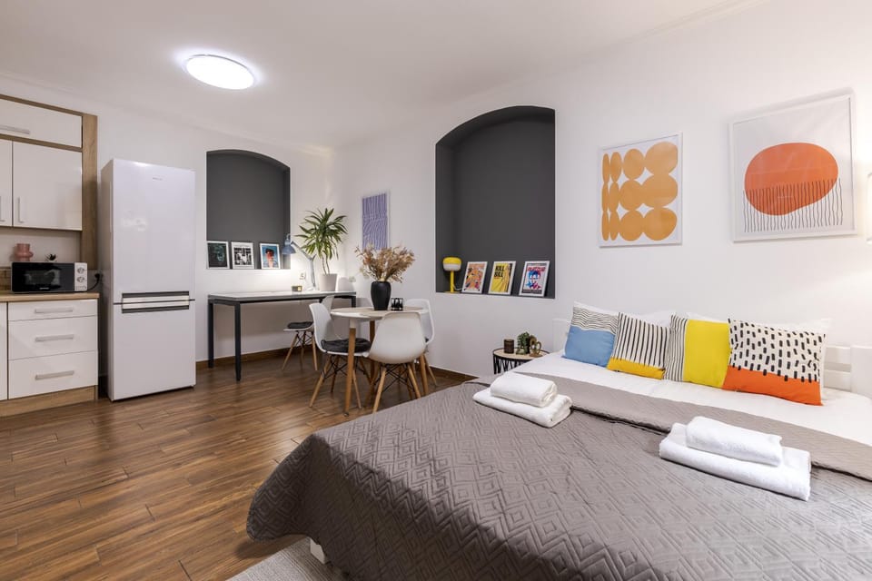 Bed, Photo of the whole room, Dining area