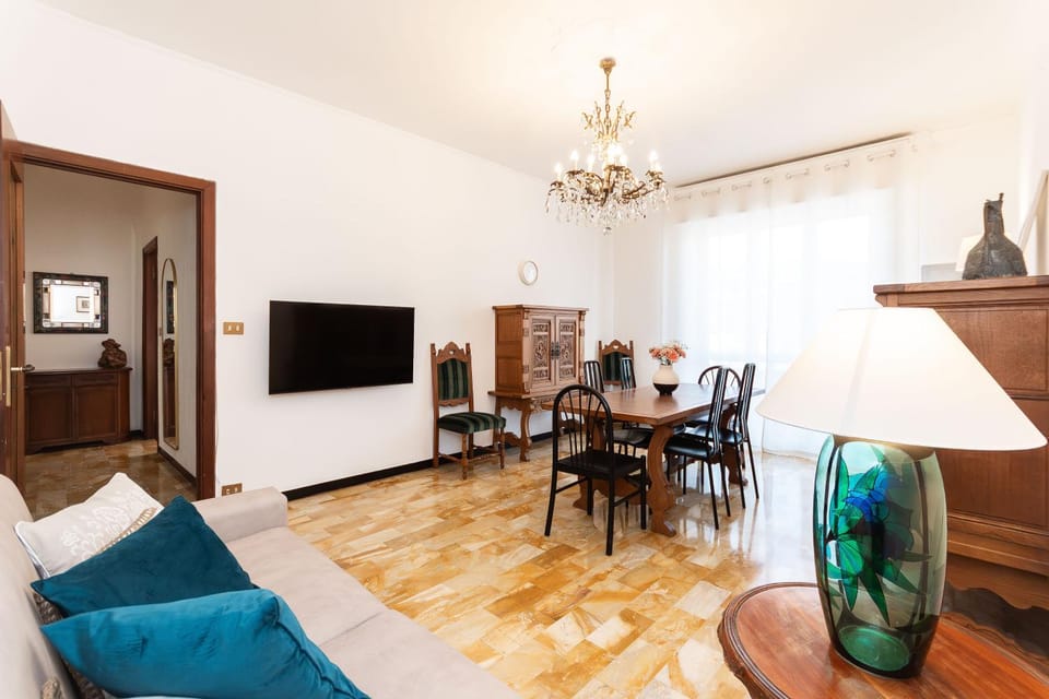Communal lounge/ TV room, TV and multimedia, Living room, Seating area, Dining area