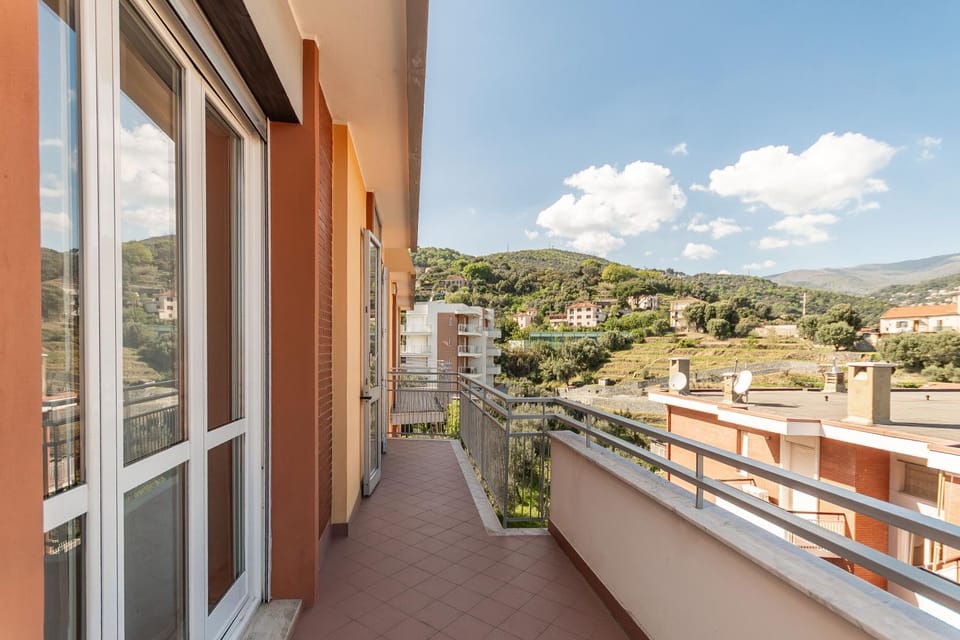 Property building, Day, Natural landscape, Balcony/Terrace, Mountain view
